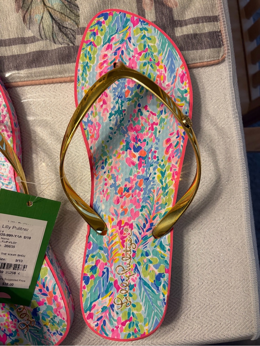 NWT Lilly Pulitzer Gold-strap Flip Flops “Catch the Wave print” size 9/10 - Picture 2 of 5
